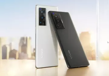 Jeden ze smartfonów vivo X80 na ...