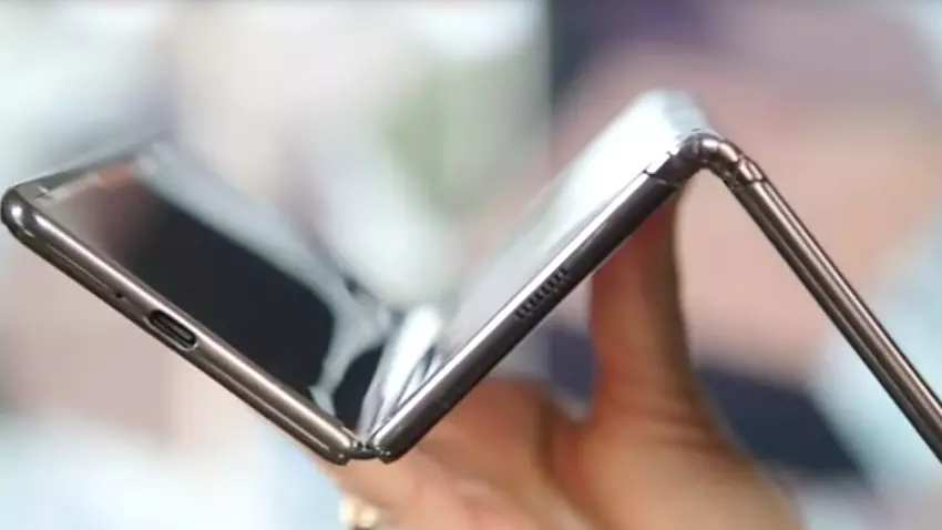 Huawei wprowadzi na rynek pierwszy na świecie potrójnie składany telefon komórkowy