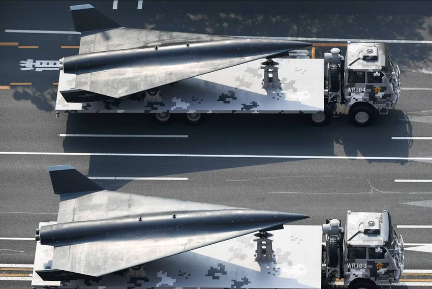 Satelita sfotografował tajnego chińskiego drona WZ-8, który może osiągać prędkość przekraczającą 3700 km/h i jest przeznaczony do niszczenia myśliwców F-35 i F-22.