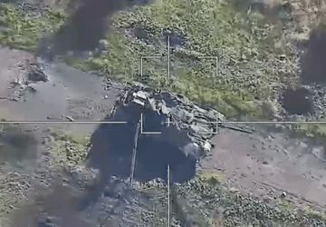 Rosjanie próbują zniszczyć własny porzucony czołg ...