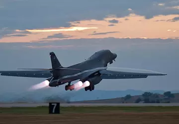 USA wysyłają naddźwiękowe bombowce strategiczne B-1B ...