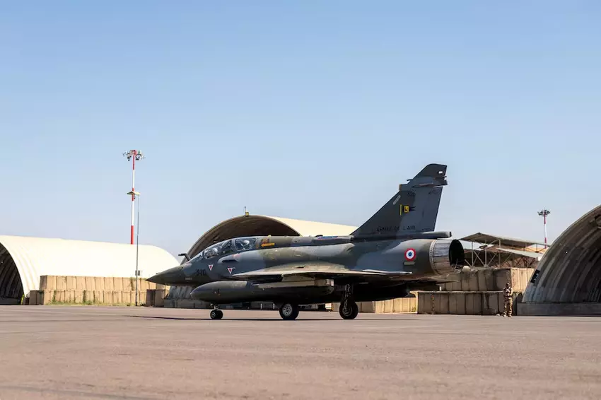 Francuski myśliwiec przygotowuje się do odlotu z Czadu