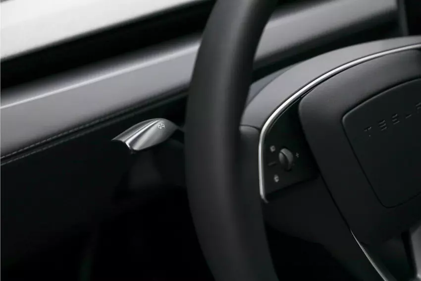 Podkierunkowy przełącznik w zaktualizowanej Tesli Model 3