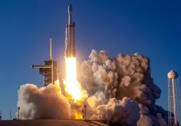 SpaceX używa rakiety Falcon Heavy do ...