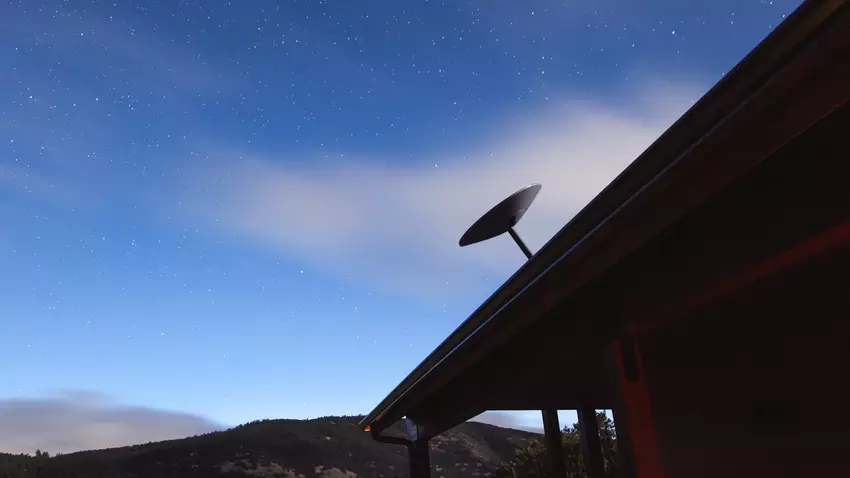 Starlink prawie o połowę obniżył koszt abonamentu na Ukrainie