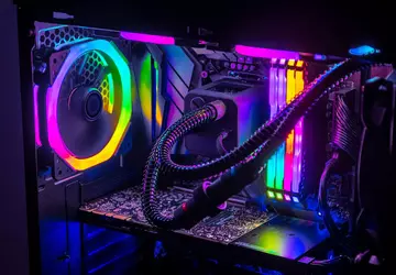 5 komponentów komputerowych z oświetleniem RGB