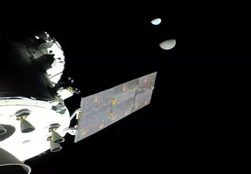 Statek kosmiczny Orion opuszcza orbitę księżycową ...