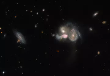 Hubble pokazuje zdjęcie trzech masywnych galaktyk ...