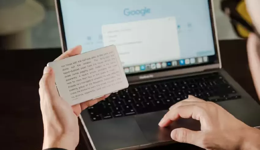 Ultrakompaktowa książka elektroniczna Xteink X4 na smartfonie