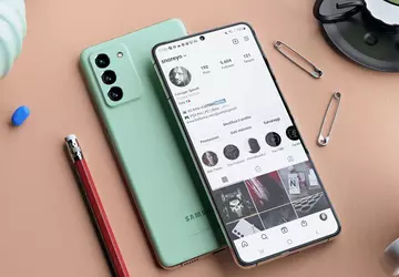 Samsung Galaxy S21 FE napędzany przez ...