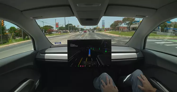 Tesla Cybercab bez kierownicy i pedałów ...