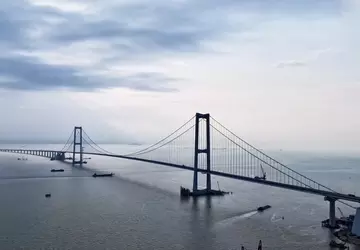 Dwa mosty, dwie sztuczne wyspy i ...