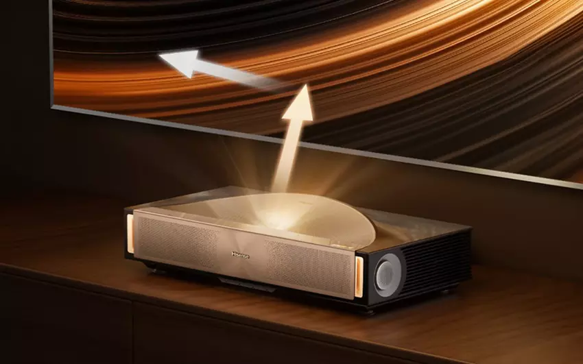 Demonstrowanie laserowego telewizora Hisense Xplorer X1 Ultra