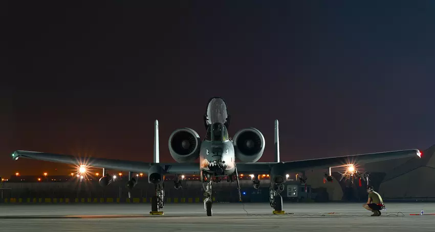 Samoloty szturmowe A-10 Thunderbolt II latają z bazy lotniczej Al Dhafra na Bliskim Wschodzie