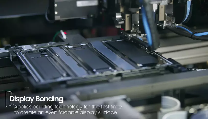 Proces montażu smartfona Galaxy Z TriFold