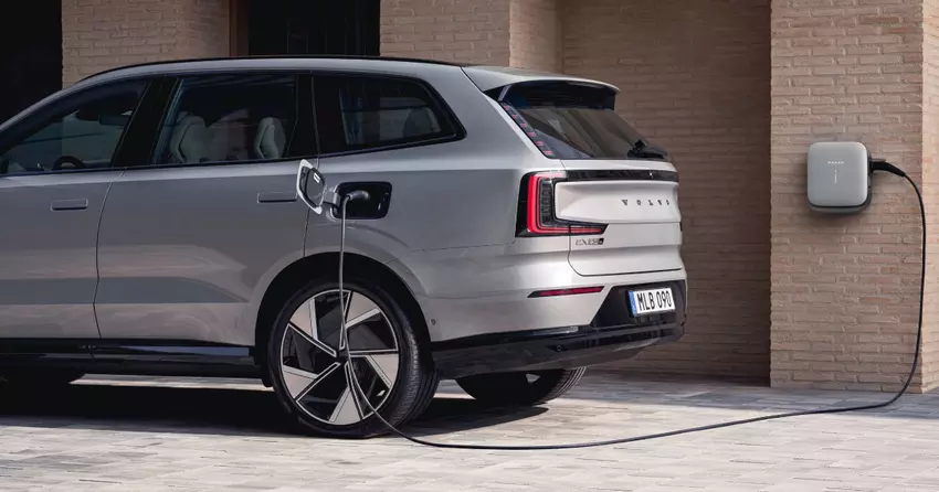 Volvo EX90 ładowanie