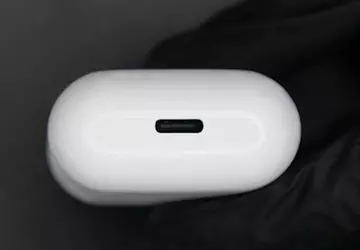 Inżynier daje etui ładujące AirPods port ...