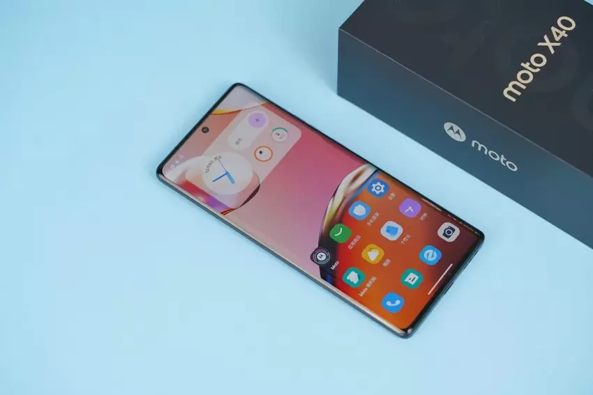 Moto X40 - Snapdragon 8 Gen 2, dwa aparaty 50MP, 60MP selfies, ładowanie 125W i IP68 za 490$.