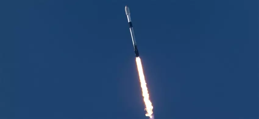 SpaceX wykonała 100. start rakiety Falcon 9 w 2025 roku, która wyniosła na orbitę 28 satelitów Starlink