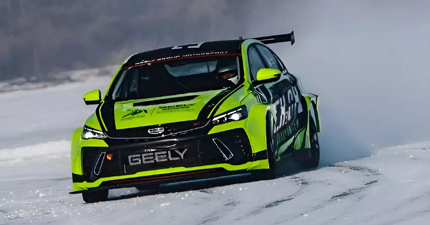 Firma Geely zaprezentowała swój pierwszy samochód wyścigowy napędzany metanolem