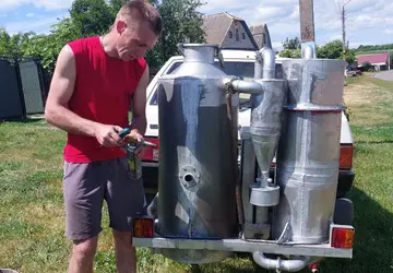 Ukrainiec przeniósł samochód na drewno opałowe ...