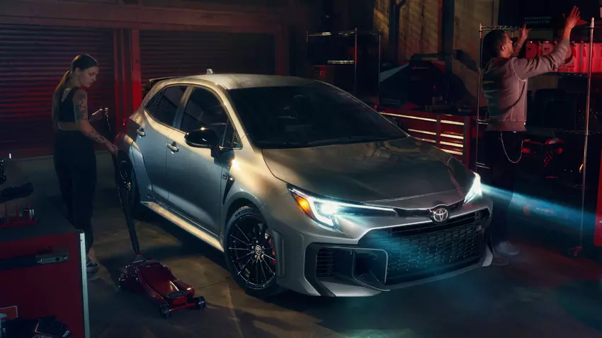 Toyota GR Corolla na tle procesu produkcyjnego