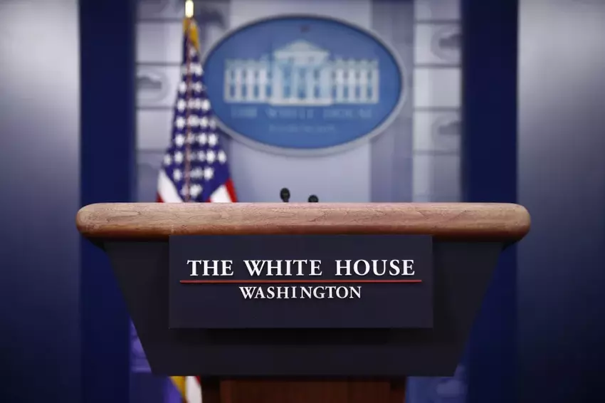 Biden podpisuje rozporządzenie wykonawcze ograniczające inwestycje w chińskie firmy technologiczne związane ze sztuczną inteligencją