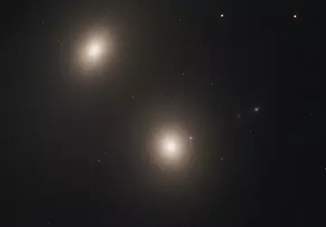 Hubble znajduje kolejną galaktykę radiową z ...