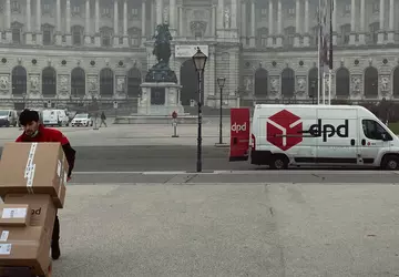 Chatbot DPD przeklina i krytykuje firmę ...