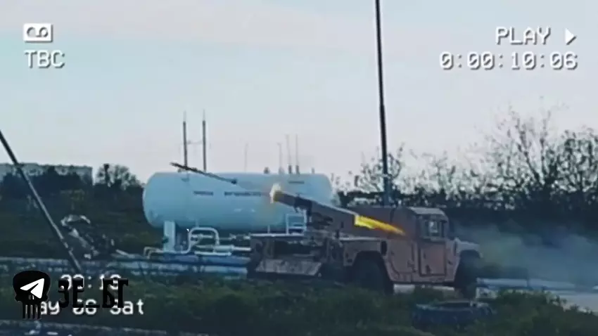 AFU pokazuje jak używać APKWS opartych na HMMWV z laserowymi pociskami kierowanymi Hydra 70.