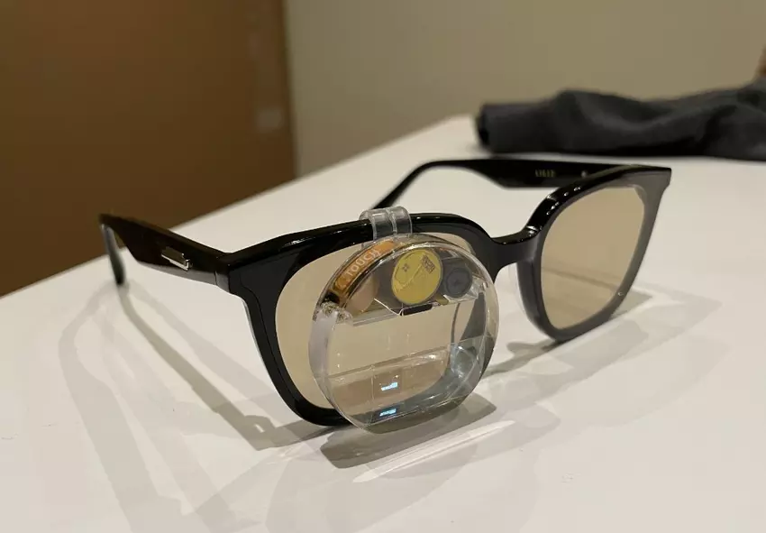 Student ze Stanford opracował inteligentny monokl z ChatGPT, który pomaga podtrzymać rozmowę na randkach i rozmowach o pracę