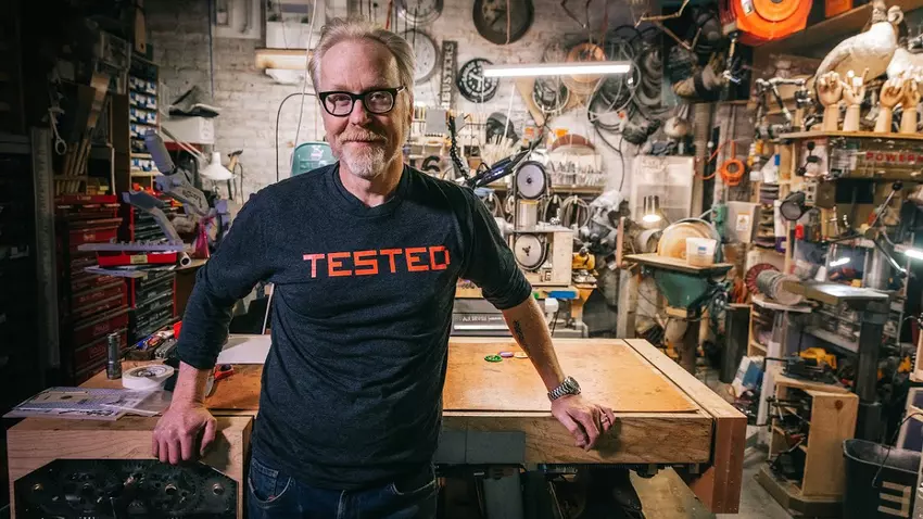 Gwiazda programu MythBusters, Adam Savage, wypróbował słuchawki AirPods Pro 2 jako aparat słuchowy i był zadowolony (wideo)