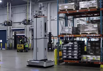 Stellantis wdraża roboty magazynowe w fabrykach ...