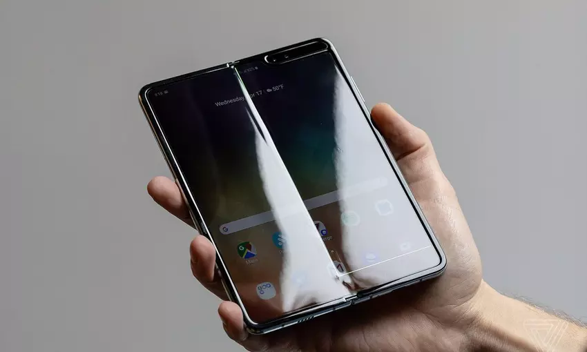 Nie gorsze niż iPhone 11 Pro: składany smartfon Samsung Galaxy Fold przeszedł test upadku