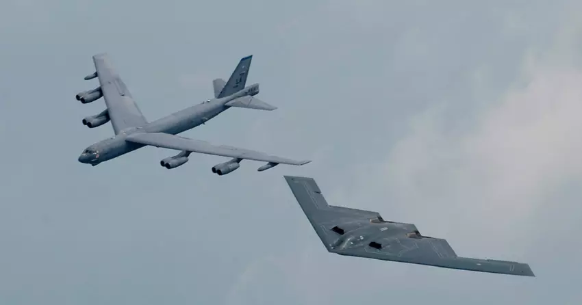 100 lat w powietrzu - Boeing opublikował pierwsze zdjęcie zmodernizowanego bombowca atomowego B-52 Stratofortress, który otrzyma nowe silniki i będzie mógł przenosić pociski hipersoniczne o zasięgu 15 000 km