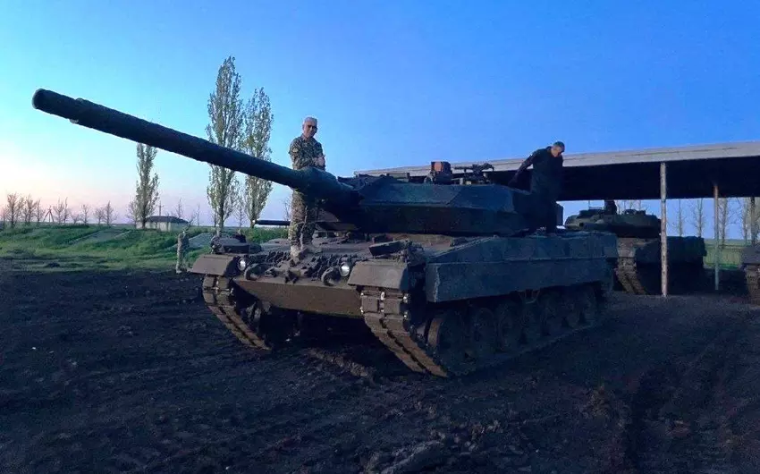 Niemieckie czołgi Leopard 2A6 ostrzeliwują rosyjskie T-62MV podczas treningu
