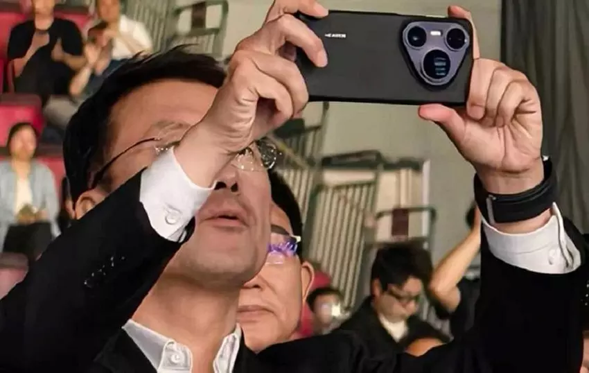 He Gang z telefonem modelu Pura 80 Ultra