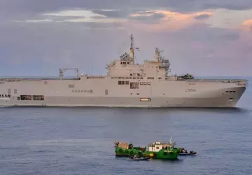 Francuski helikopterowiec FS Tonnerre przechwytuje statek ...