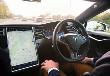 Kierowca Tesla został pozbawiony praw do ...