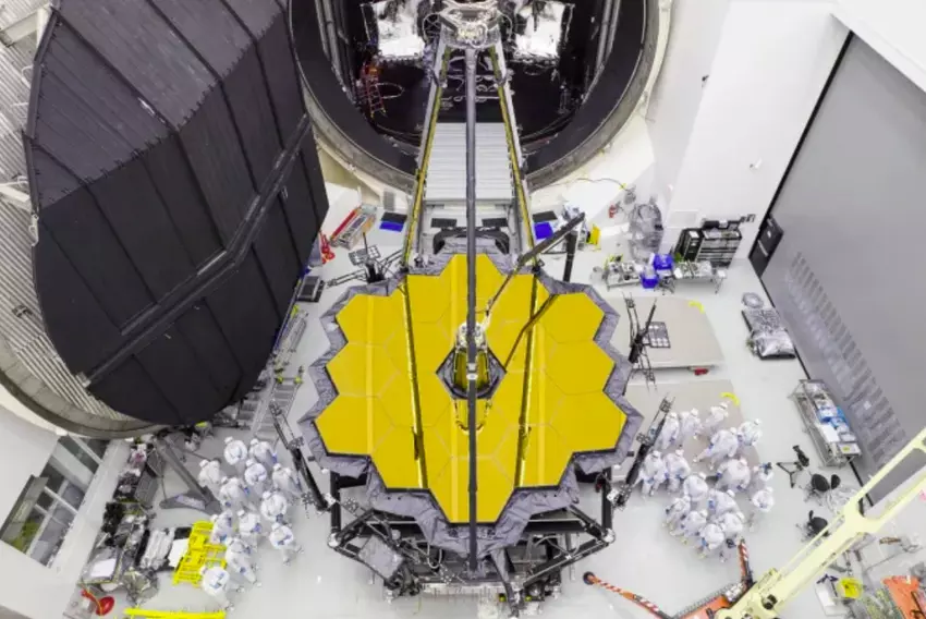 Mikrometeoroid uderza w teleskop Jamesa Webba NASA