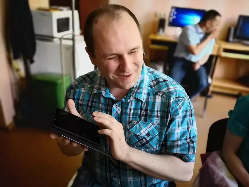 Jak odbywają się kursy korzystania ze smartfona dla niewidomych