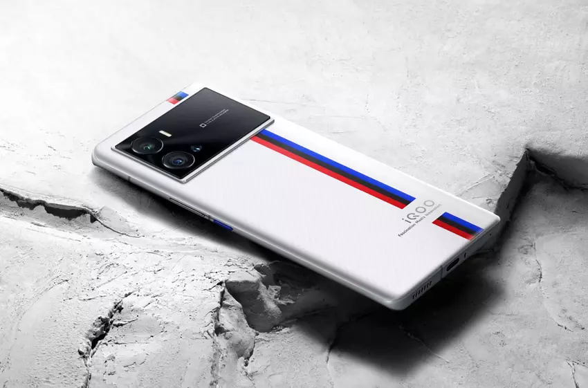 iQOO 9 Pro trafia na światowy rynek: flagowy produkt z chipem Snapdragon 8 Gen 1, bezprzewodowym ładowaniem i aparatem 50 MP za 870 USD