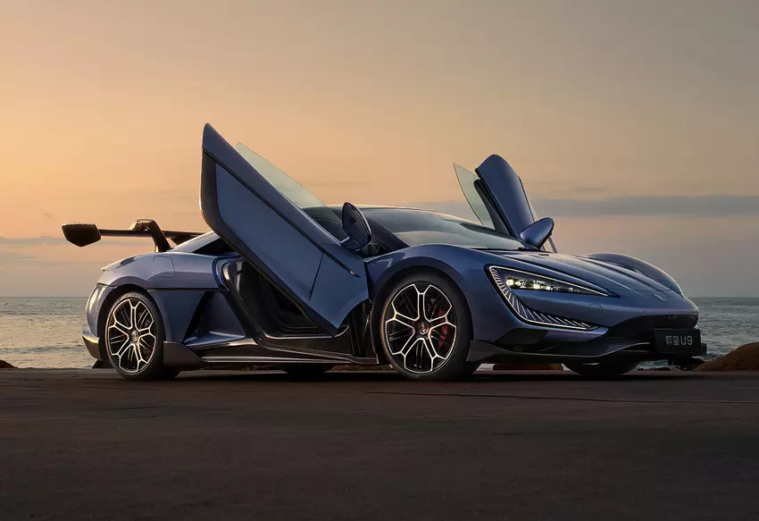 BYD ujawnił Yangwang U9: elektryczny samochód sportowy o mocy 1300 KM, przyspieszający do 100 km/h w 2,36 sekundy i kosztujący 250 000 dolarów.