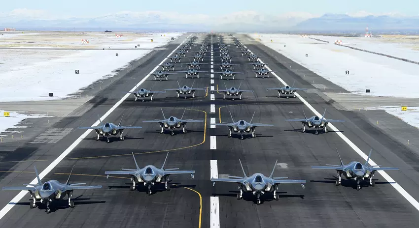 Stany Zjednoczone wysyłają myśliwce piątej generacji F-35 Lightning II wraz z niszczycielem USS Thomas Hudner w celu powstrzymania Iranu w Zatoce Perskiej.