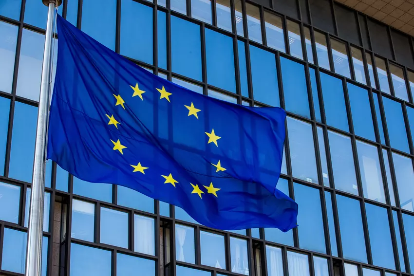 UE zacieśni współpracę z Japonią w zakresie sztucznej inteligencji i chipów, aby zmniejszyć zależność od Chin