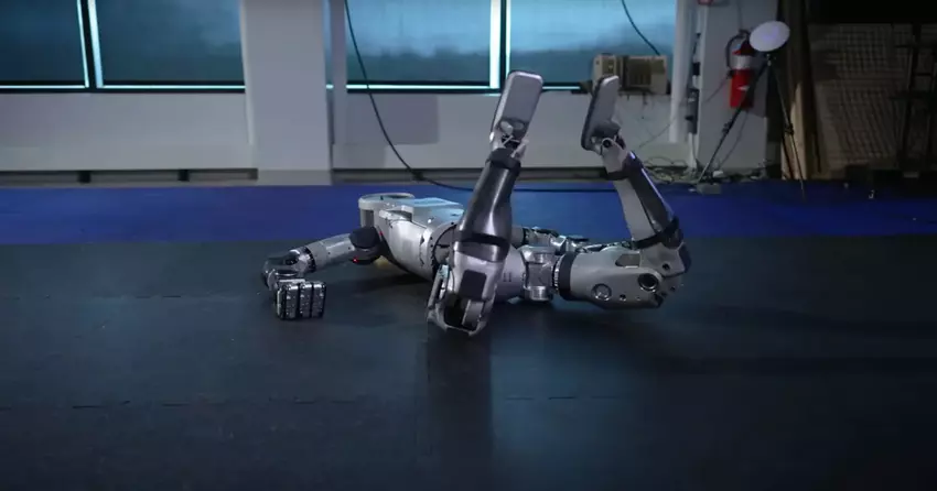 Humanoidalne roboty uczą się upadać