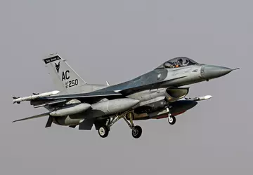 Amerykańskie myśliwce F-16 Fighting Falcon przybyły ...