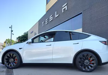 Tesla wycofuje 1,8 miliona pojazdów ze ...
