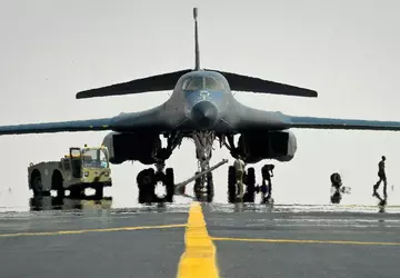 Amerykański bombowiec strategiczny B-1B Lancer przelatuje ...