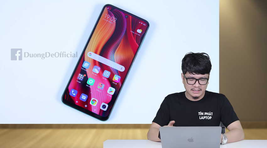 Wysokiej jakości zdjęcia Redmi Note 9 Pro: wyświetlacz z wycięciem po środku i kwadratowa kamera z czterema modułami